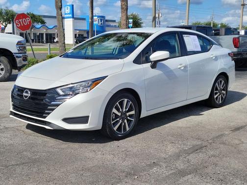 Aspen White Tricoat 2025 Nissan Versa 1.6 SV