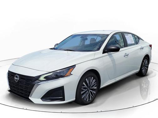 Glacier White 2025 Nissan Altima SV FWD