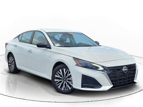 Glacier White 2025 Nissan Altima SV FWD