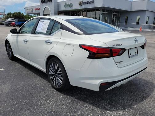 Glacier White 2025 Nissan Altima SV FWD