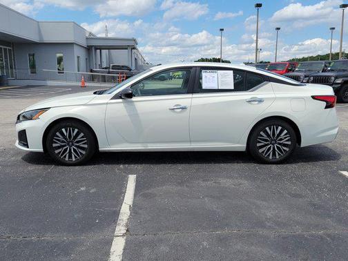 Glacier White 2025 Nissan Altima SV FWD