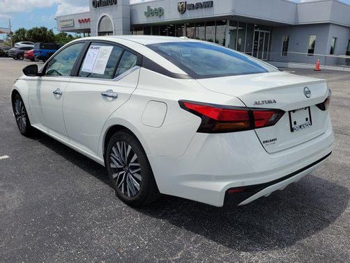 Glacier White 2025 Nissan Altima SV FWD