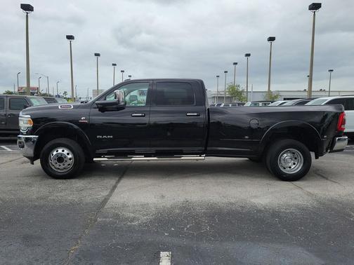 Diamond Black Crystal Pearlcoat 2022 RAM 3500 Laramie Crew Cab 4x4 8' Box