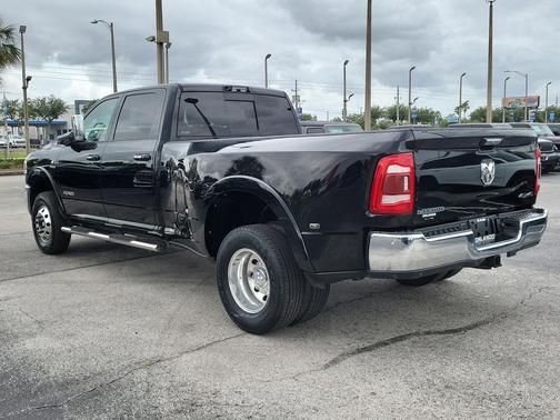 Diamond Black Crystal Pearlcoat 2022 RAM 3500 Laramie Crew Cab 4x4 8' Box