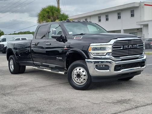 Diamond Black Crystal Pearlcoat 2022 RAM 3500 Laramie Crew Cab 4x4 8' Box