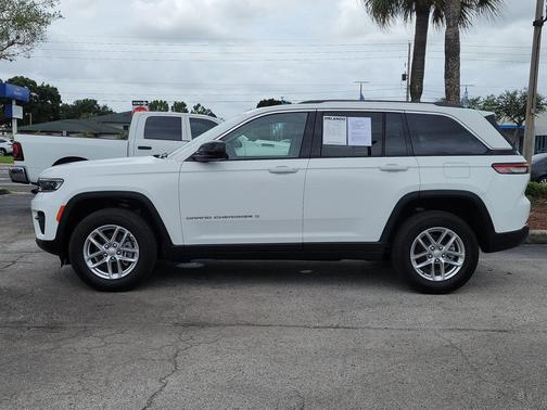 Bright White Clearcoat 2023 Jeep Grand Cherokee Laredo