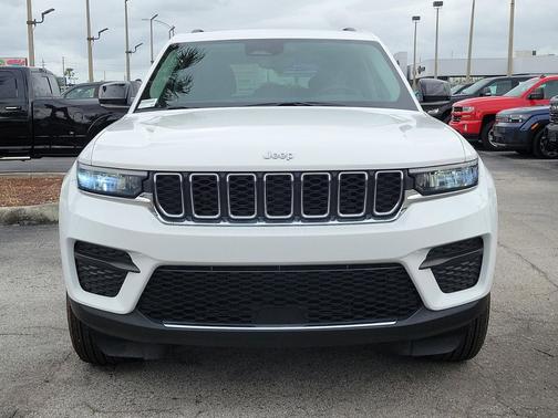 Bright White Clearcoat 2023 Jeep Grand Cherokee Laredo