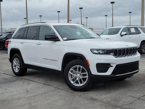 Bright White Clearcoat 2023 Jeep Grand Cherokee Laredo