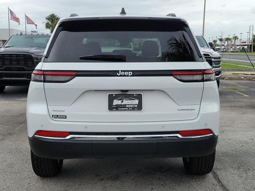 Bright White Clearcoat 2023 Jeep Grand Cherokee Laredo
