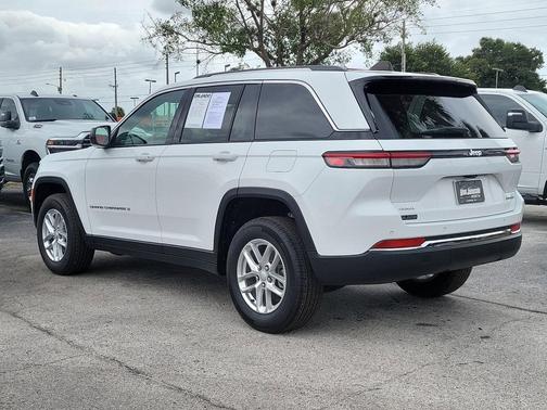 Bright White Clearcoat 2023 Jeep Grand Cherokee Laredo