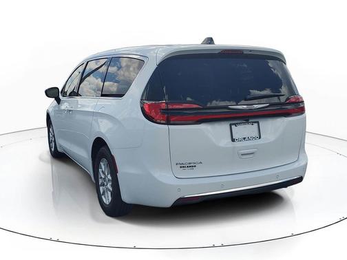 Bright White Clearcoat 2026 Chrysler Pacifica L