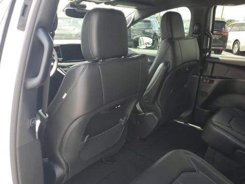 Bright White Clearcoat 2026 Chrysler Pacifica L