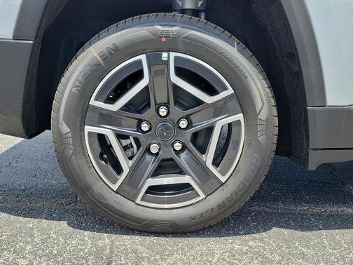 Silver Zynith Clearcoat 2026 Jeep Cherokee Laredo