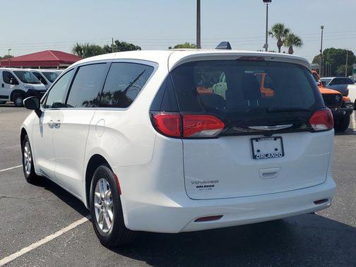 2022 Chrysler Voyager LX