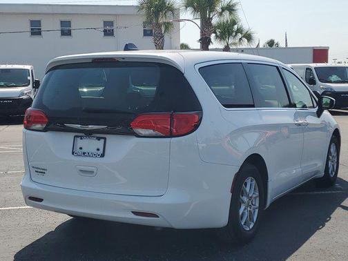 2022 Chrysler Voyager LX