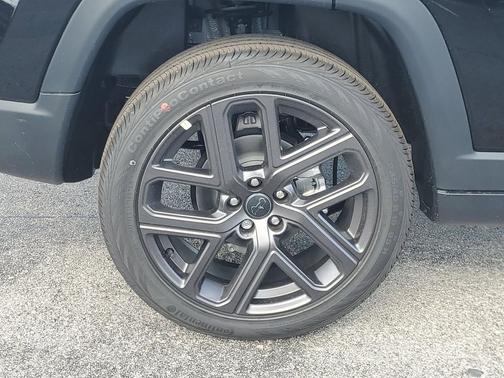 Diamond Black Crystal Pearlcoat 2026 Jeep Compass Latitude