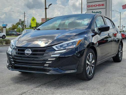 Super Black 2025 Nissan Versa 1.6 SV