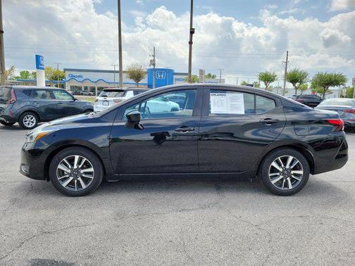 Super Black 2025 Nissan Versa 1.6 SV