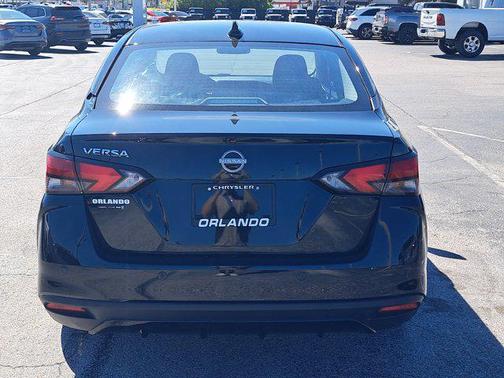 Super Black 2025 Nissan Versa 1.6 SV