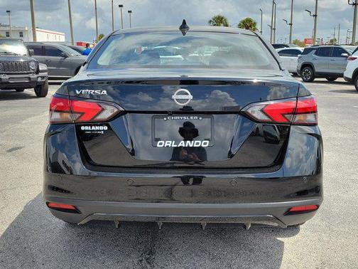 Super Black 2025 Nissan Versa 1.6 SV