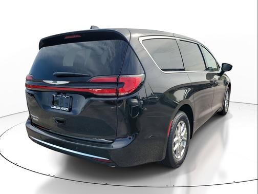 Diamond Black Crystal Pearlcoat 2026 Chrysler Pacifica L