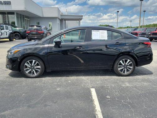 Super Black 2025 Nissan Versa 1.6 SV