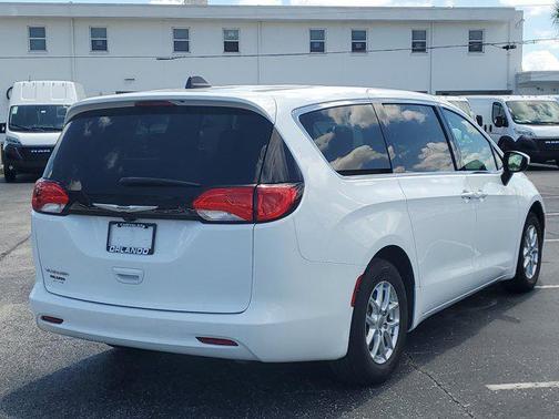 2022 Chrysler Voyager LX