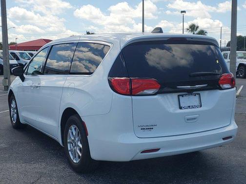 2022 Chrysler Voyager LX