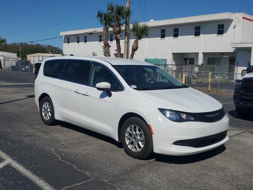 2022 Chrysler Voyager LX