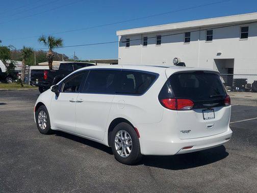 2022 Chrysler Voyager LX