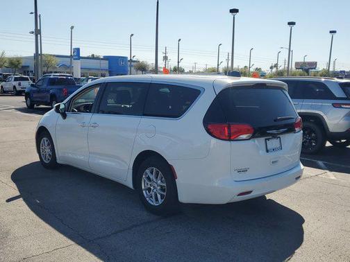 2022 Chrysler Voyager LX