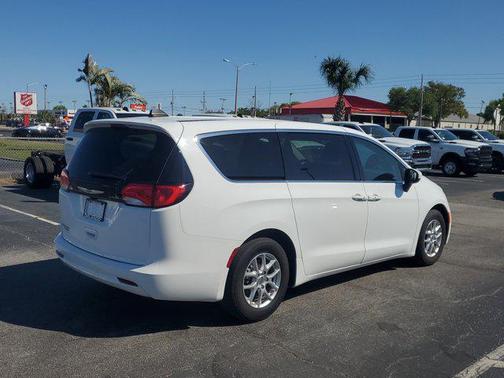 2022 Chrysler Voyager LX