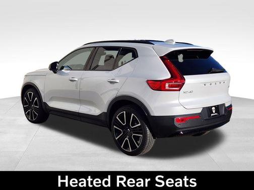 2023 Volvo XC40 B5 Ultimate Dark Theme