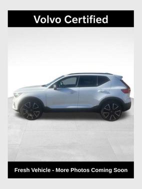 2023 Volvo XC40 B5 Ultimate Dark Theme