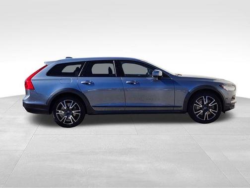 2017 Volvo V90 Cross Country T6
