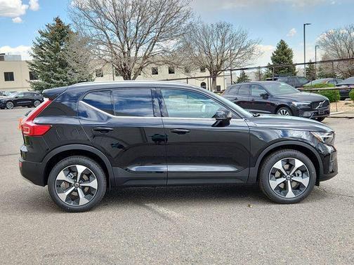 2025 Volvo XC40 B5 Plus Bright Theme