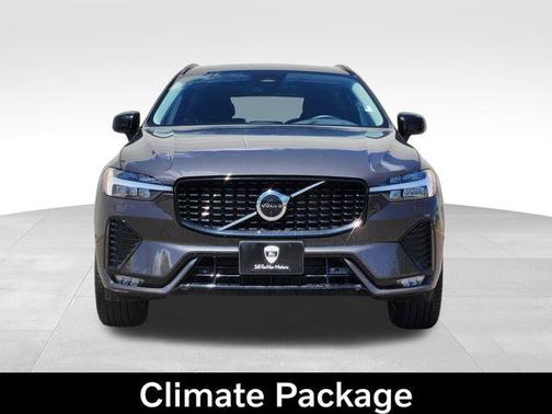 Platinum Gray Metallic 2025 Volvo XC60 B5 Plus