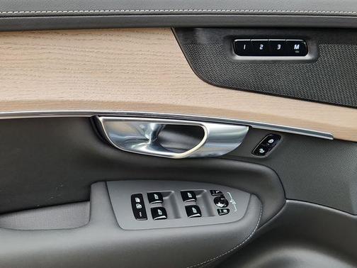 2025 Volvo XC90 B5 Plus 7-Seater