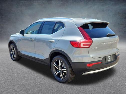 2025 Volvo XC40 B5 Core Bright Theme