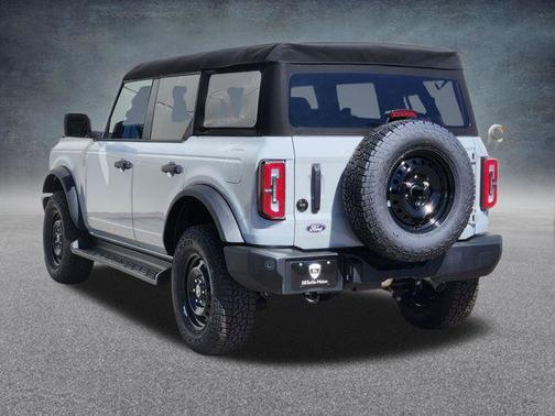 Avalanche Gray 2026 Ford Bronco Outer Banks