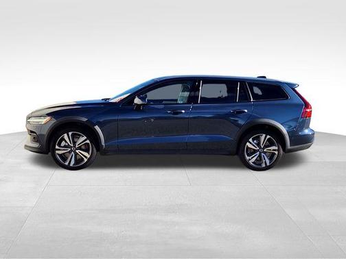 2024 Volvo V60 Cross Country B5 Plus