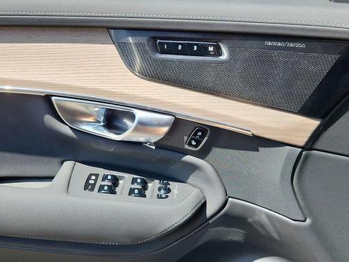 2025 Volvo XC90 B5 Plus 6-Seater