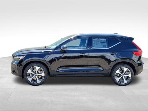 Onyx Black Metallic 2025 Volvo XC40 B5 Core Bright Theme