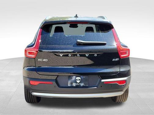 Onyx Black Metallic 2025 Volvo XC40 B5 Core Bright Theme