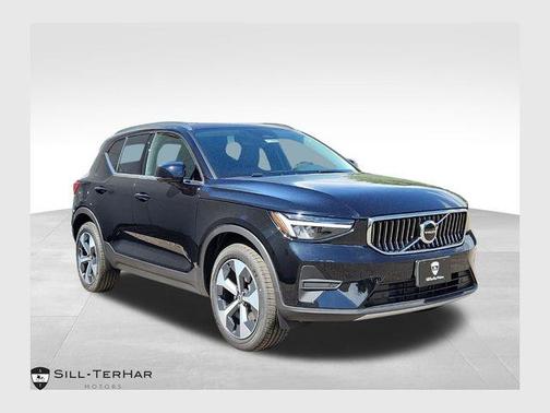 Onyx Black Metallic 2025 Volvo XC40 B5 Core Bright Theme