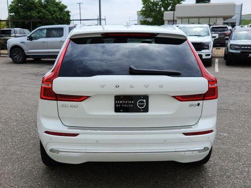 2023 Volvo XC60 B5 Ultimate Bright Theme