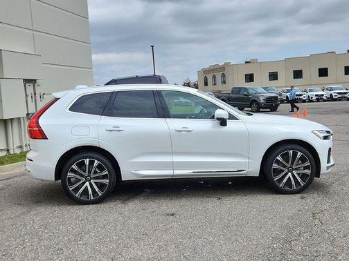 2023 Volvo XC60 B5 Ultimate Bright Theme