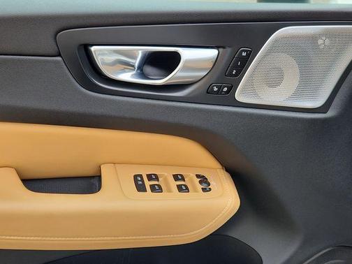 2023 Volvo XC60 B5 Ultimate Bright Theme