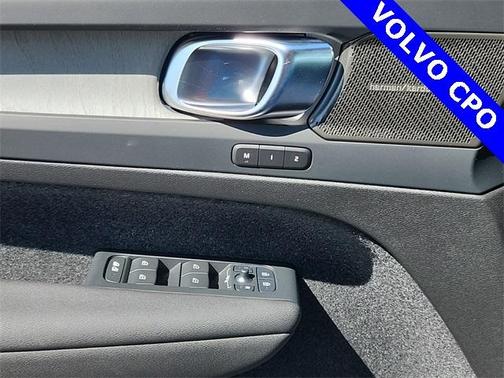 2024 Volvo XC40 B5 Ultimate Bright Theme