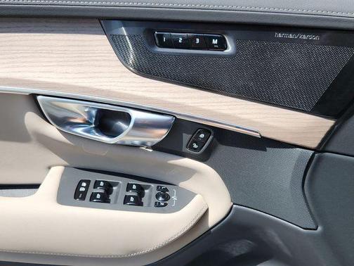 2025 Volvo XC90 B5 Plus 7-Seater